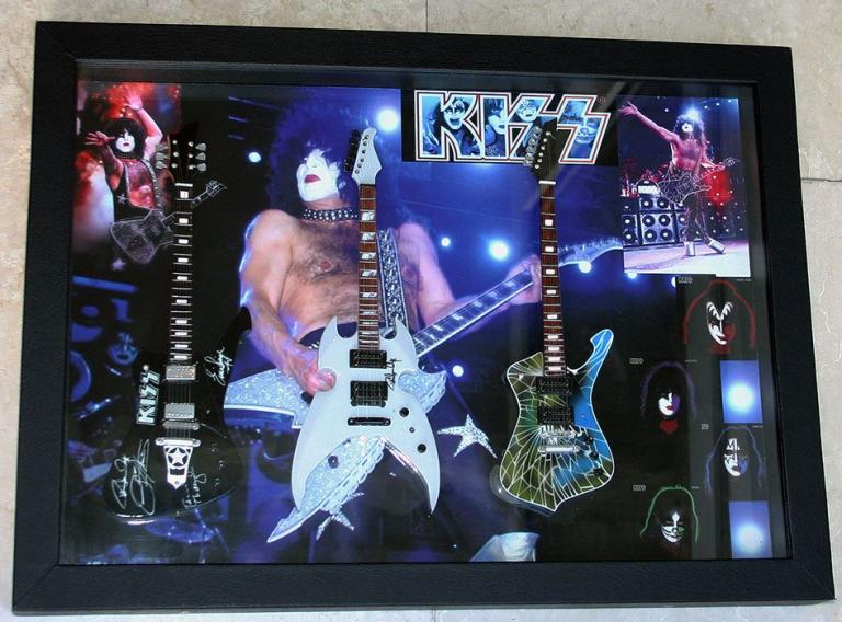 KISS Bild mit 3 Modellgitarren 