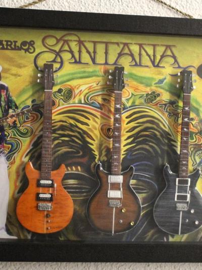 Bild Carlo Santana mit Modellgitarren