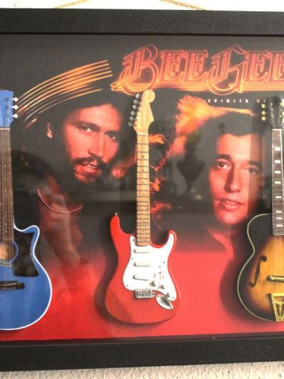 Bild Bee Gees mit 3 Modellgitarren