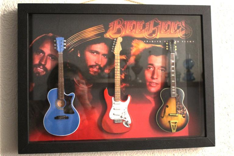 Bild Bee Gees mit 3 Modellgitarren