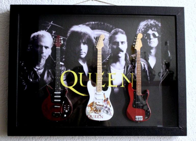 Bild Queen mit 3 Modellgitarren
