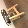 Fellhocker mit Holzbeinen
