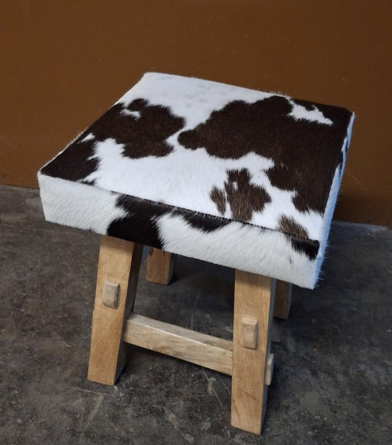 Fellhocker schwarz weiss