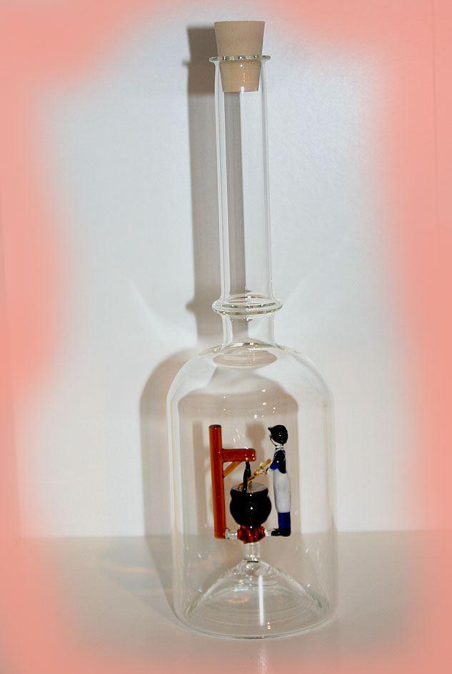 Glasflasche mit Sujet Käser Käsekessel