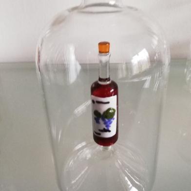 Glasflasche mit Sujet Weinflasche