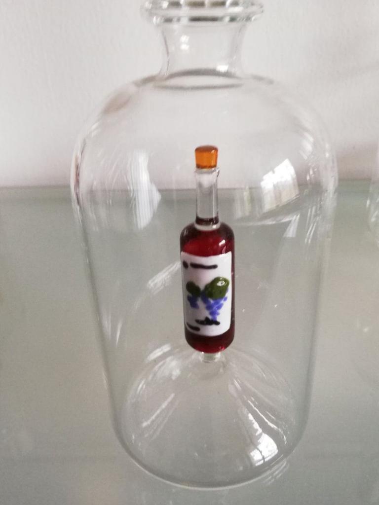 Glasflasche mit Sujet Weinflasche