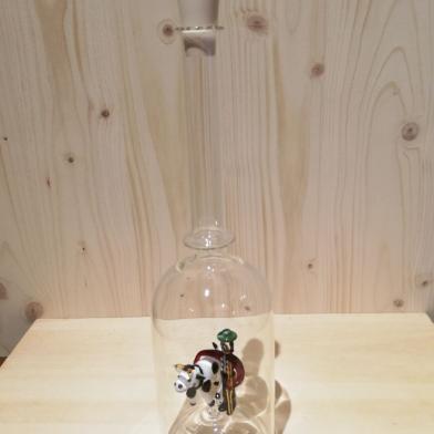 Glasflasche mit Sujet Bauer mit Kuh