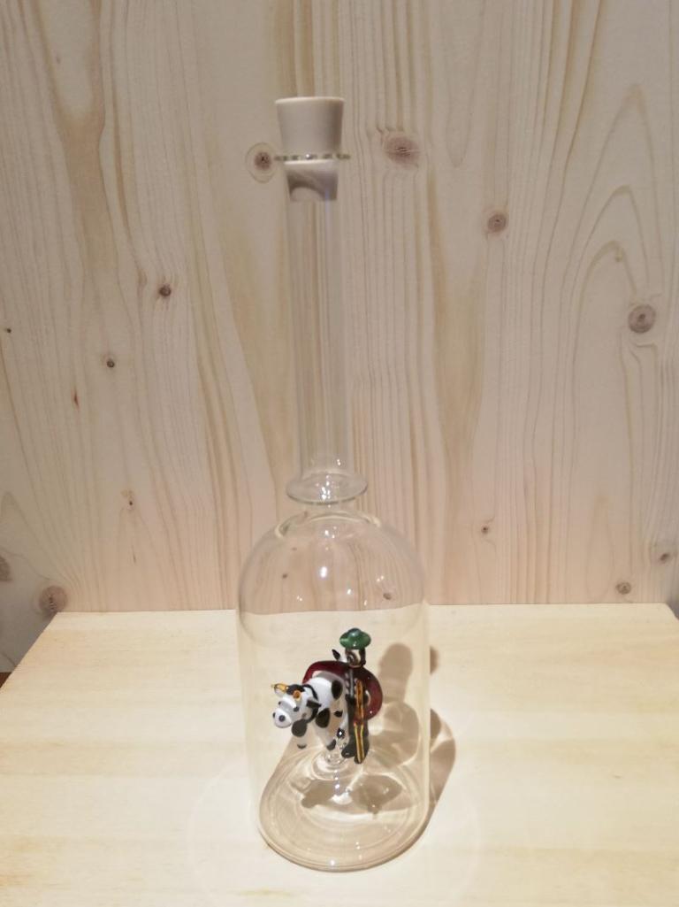 Glasflasche mit Sujet Bauer mit Kuh