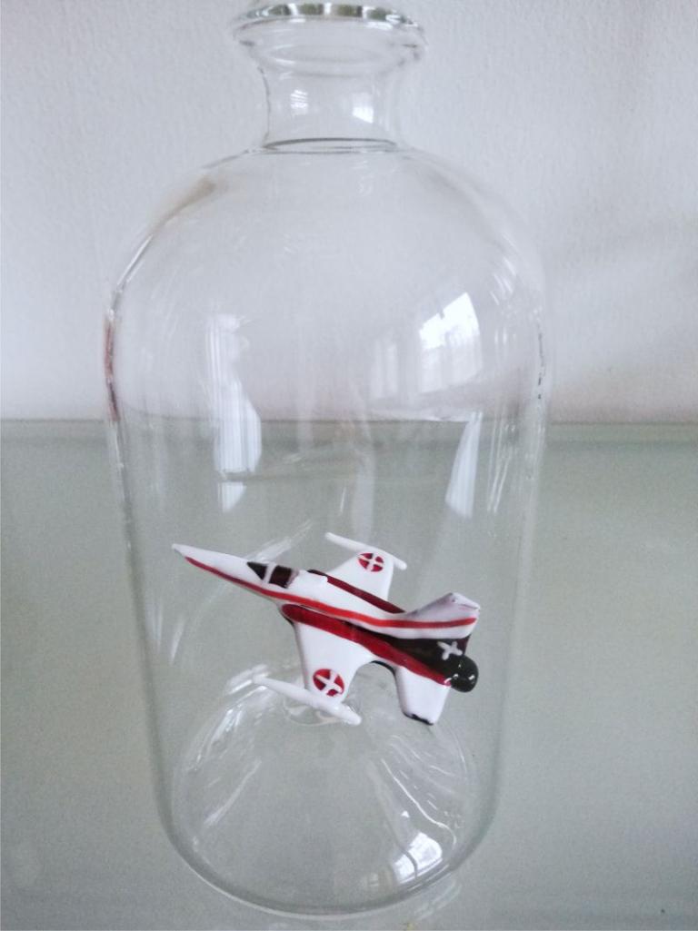 Glasflasche mit Kampfjet Sujet