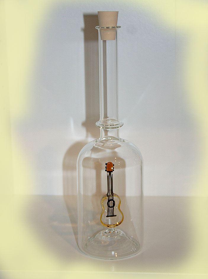 Glasflasche mit Sujet Gitarre