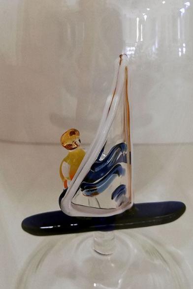 Surfbrett als Sujet in Glasflasche, Geschenk