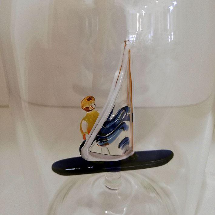 Surfbrett als Sujet in Glasflasche, Geschenk